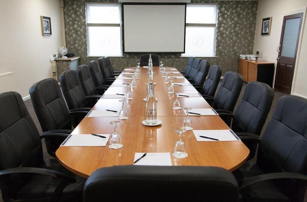 Treacys West County Conference And Leisure Centre Hotell Ennis Exteriör bild